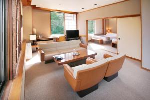 Posezení v ubytování Hakone Kohaku Onsen Hotel 箱根琥珀温泉ホテル