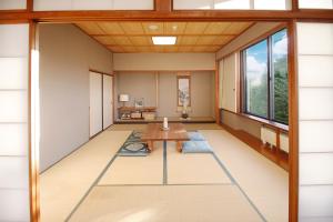 Posezení v ubytování Hakone Kohaku Onsen Hotel 箱根琥珀温泉ホテル