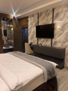 Mcdons Skye Hotel的电视和/或娱乐中心