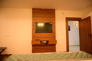TV a/nebo společenská místnost v ubytování Manthra Hotel, Basavakalyan
