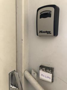 a toaster hanging on the wall of a bathroom at Arènes 1 à deux pas du centre historique in Besançon