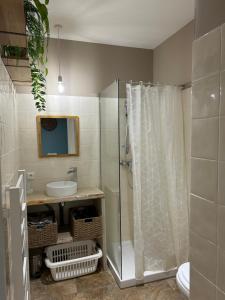 un baño con ducha y lavabo en Détours en Provence - Lavande 3*, en Châteaurenard 46 fotos más