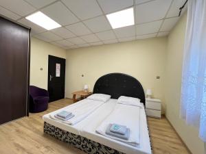 Posteľ alebo postele v izbe v ubytovaní ETNA - Hostel -Noclegi Rzeszów 24 Pokoje