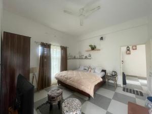 Ένα ή περισσότερα κρεβάτια σε δωμάτιο στο Akaasa Home stays