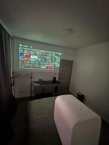 布鲁塞尔Sweetroom的配有床和投影屏幕的房间