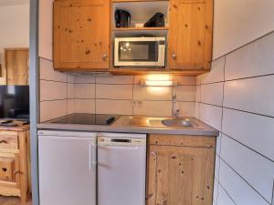 Kuchyňa alebo kuchynka v ubytovaní Appartement cosy à La Tania - 2 pièces, 4 pers, skis aux pieds, balcon, proche commerces - FR-1-182A-13