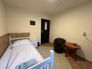 Posteľ alebo postele v izbe v ubytovaní ETNA - Hostel -Noclegi Rzeszów 24 Pokoje