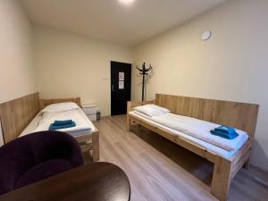 Posteľ alebo postele v izbe v ubytovaní ETNA - Hostel -Noclegi Rzeszów 24 Pokoje