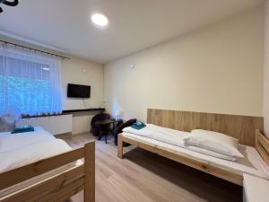 Posteľ alebo postele v izbe v ubytovaní ETNA - Hostel -Noclegi Rzeszów 24 Pokoje