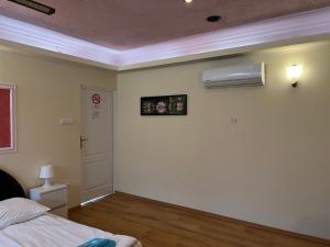 Posteľ alebo postele v izbe v ubytovaní ETNA - Hostel -Noclegi Rzeszów 24 Pokoje