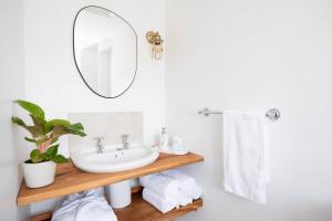 een badkamer met een wastafel en een spiegel bij Granary Cottage with hot tub on organic farmland in Lampeter +31 foto's