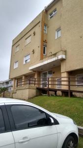 a white car parked in front of a building at Frente al mar in Pinamar
