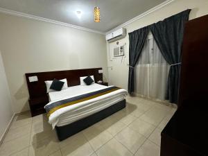 Hotel alras line Suites客房内的一张或多张床位
