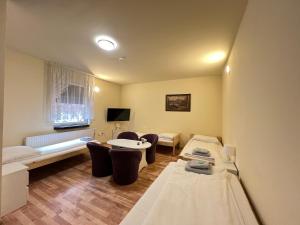 Posteľ alebo postele v izbe v ubytovaní ETNA - Hostel -Noclegi Rzeszów 24 Pokoje