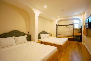 Postel nebo postele na pokoji v ubytování Ngọc Minh Châu Hotel + 24 fotografií