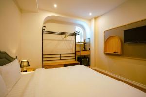 Postel nebo postele na pokoji v ubytování Ngọc Minh Châu Hotel