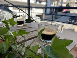 Cheap, Near Beach & Easy Parking - by Solstad في كافالا: وجود كوب من القهوة على طاولة بها نبات