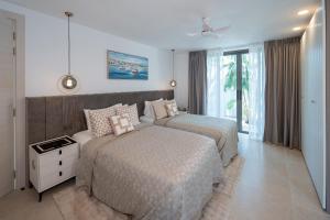 Lumière Villas Phuket - Golfside Retreat in Laguna客房内的一张或多张床位