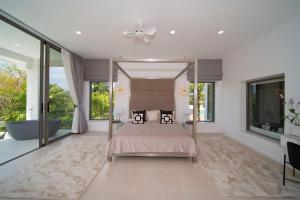 Lumière Villas Phuket - Golfside Retreat in Laguna客房内的一张或多张床位