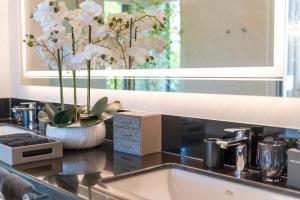 Lumière Villas Phuket - Golfside Retreat in Laguna的厨房或小厨房