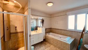 Ένα μπάνιο στο Maison proche centre ville, cosy et confort +11 φωτογραφίες