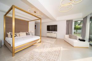 Lumière Villas Phuket - Golfside Retreat in Laguna客房内的一张或多张床位
