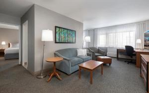 Uma área de estar em L'Appartement Hôtel