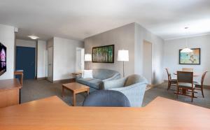 Uma área de estar em L'Appartement Hôtel