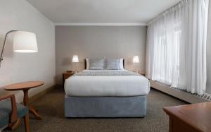Cama ou camas em um quarto em L'Appartement Hôtel