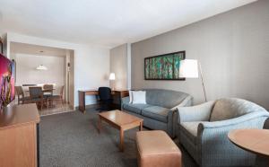 Uma área de estar em L'Appartement Hôtel