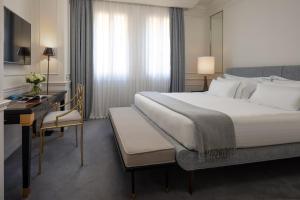 Pokój hotelowy z dużym łóżkiem i biurkiem w obiekcie Lungarno Luxury Apartments - by Lungarno Collection we Florencji +22 zdjęcia