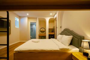 Postel nebo postele na pokoji v ubytování Ngọc Minh Châu Hotel