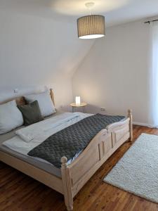 Postel nebo postele na pokoji v ubytování Moderne 70qm OG Wohnung nahe Würzburg, DAA, A3, A7, A81 in Fuchsstadt