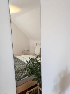Postel nebo postele na pokoji v ubytování Moderne 70qm OG Wohnung nahe Würzburg, DAA, A3, A7, A81 in Fuchsstadt