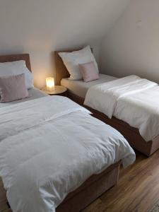 Postel nebo postele na pokoji v ubytování Moderne 70qm OG Wohnung nahe Würzburg, DAA, A3, A7, A81 in Fuchsstadt
