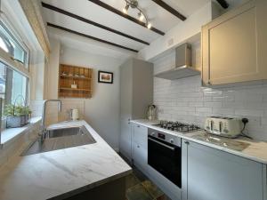 Кухня или мини-кухня в Acorn Cottage
