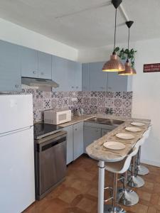 una cucina con un tavolo e un frigorifero bianco di Los Dorados a Peñíscola