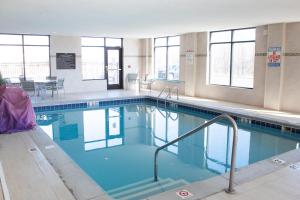 Hampton Inn & Suites Big Rapids, Mi内部或周边的泳池