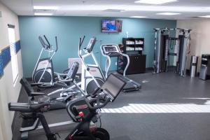 大瀑布城Hampton Inn & Suites Big Rapids, Mi的房间里有几台有氧运动器械的健身房
