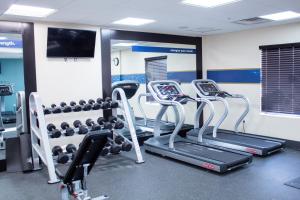 Hampton Inn & Suites Big Rapids, Mi的健身中心和/或健身设施