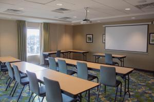 大瀑布城Hampton Inn & Suites Big Rapids, Mi的一间会议室,配有桌椅和白色屏幕 更多28张照片