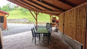 a green table and chairs on a patio at Pensiunea Deak Panzio in Sovata