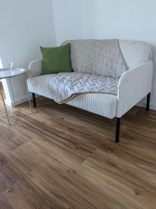 Posezení v ubytování Gemütliche EG Wohnung nahe DAA, Würzburg, A3, A7, A81, in Fuchsstadt
