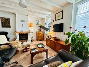 ein Wohnzimmer mit Couch und Kamin in der Unterkunft Le Ferney - Proche du centre-ville et des thermes in Rochefort