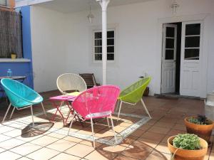 un grupo de sillas sentadas en un patio en H Casona Selgas de Cudillero en Cudillero