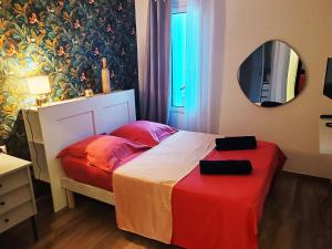 een slaapkamer met een bed met een spiegel aan de muur bij Appartement 80 m2 avec jardin - 50m de la plage TIKI in Saint-Raphaël