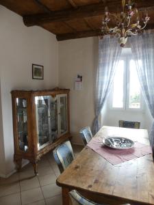 ギッファにあるCharmantes Pfarrhaus mit Seeblick und Gartenの木製のテーブルと椅子のあるダイニングルーム