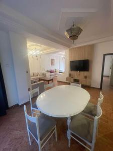 TV a/nebo společenská místnost v ubytování L'Appartement By PalmiResort + 2 fotografie