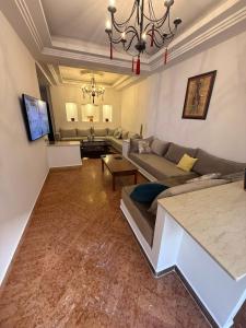 TV a/nebo společenská místnost v ubytování L'Appartement By PalmiResort