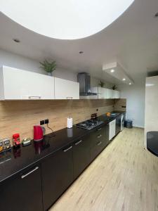 Kuchyň nebo kuchyňský kout v ubytování L'Appartement By PalmiResort